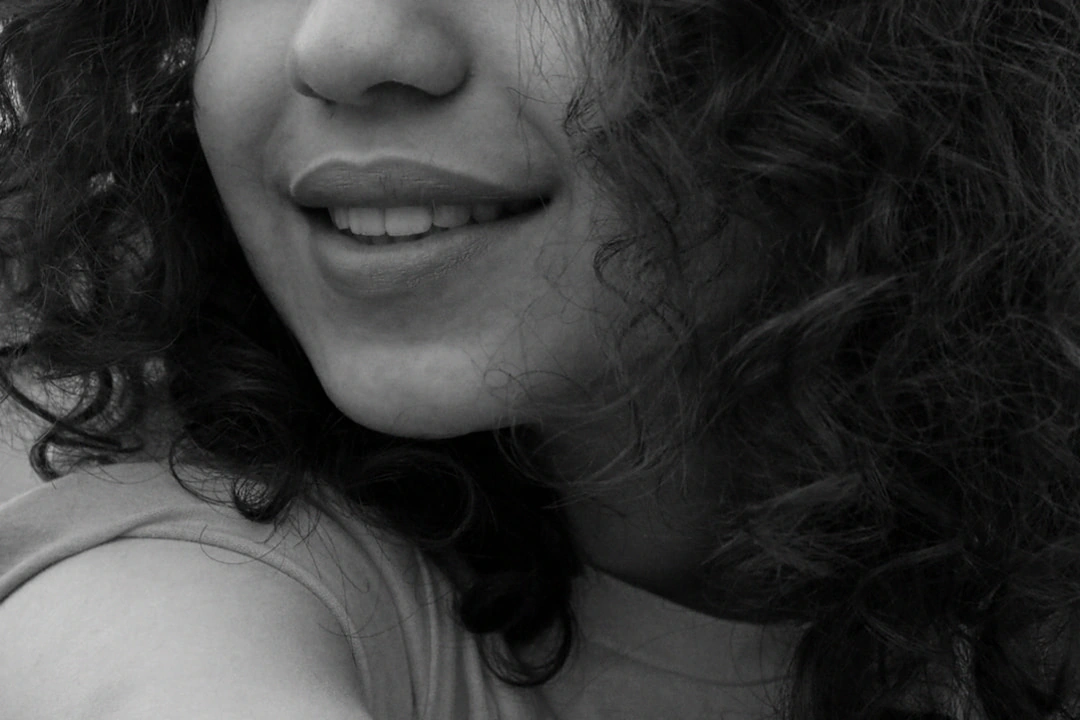 밝고 활기찬 모습으로 미소 짓는 사람의 클로즈업 — 장 건강 관리