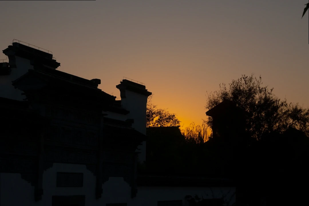 해돋이를 바라보며 새해 소망을 비는 사람들 - 2026 새해 인사말