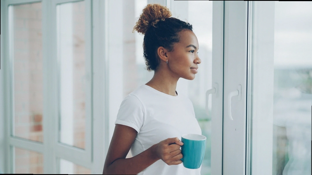 편안한 표정으로 잠에서 깬 사람과 상쾌한 아침 풍경, 겨울철 수면건강