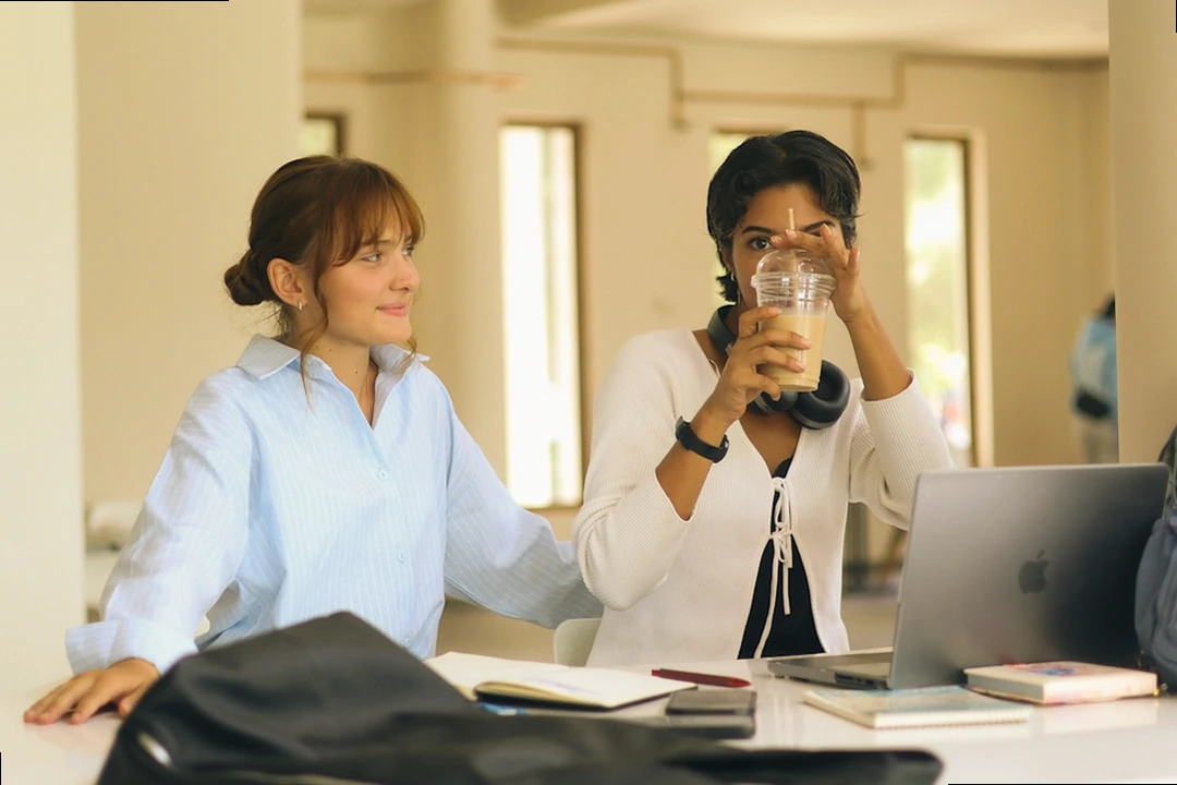차를 마시며 대화하는 두 사람이 웃고 있는 이미지, 예절 장면