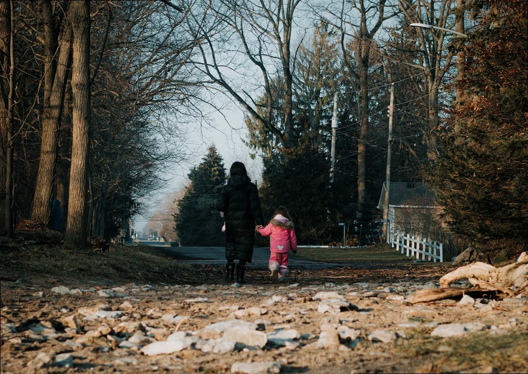 따뜻한 햇살 아래 함께 걸어가는 가족의 뒷모습 이미지, 새해인사 연출
