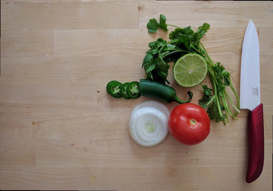 건강한 식재료로 채운 식탁 이미지, 만성염증에 도움이 되는 음식 관련