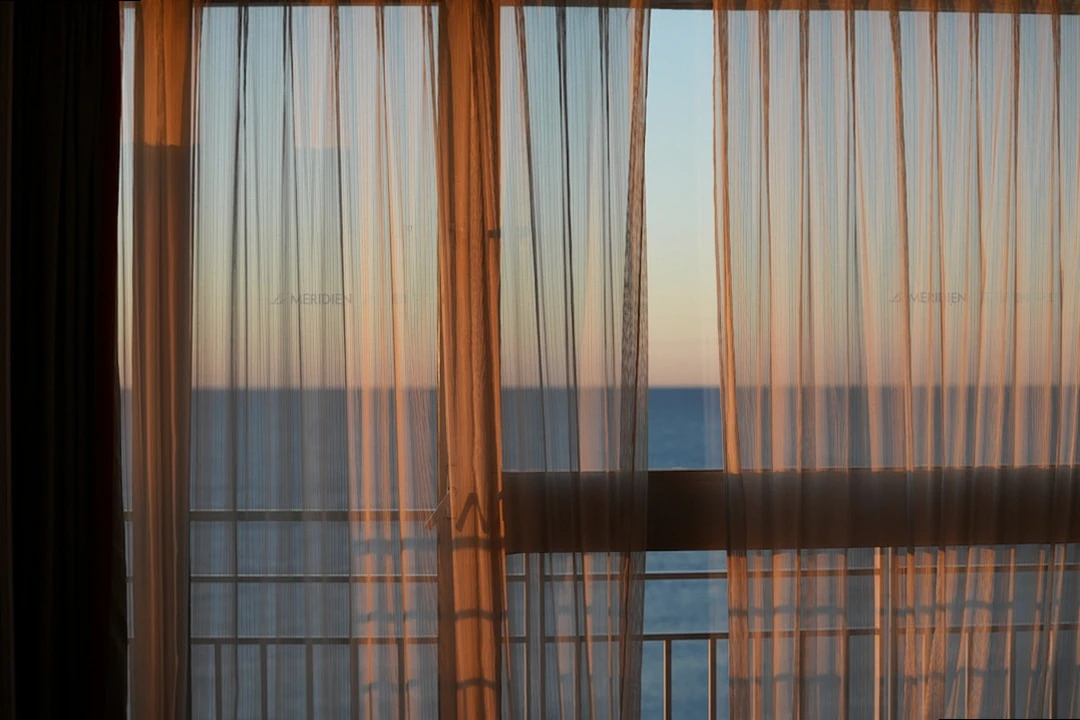 아침 공복 물 효과를 보여주는 침대 옆 물 한 잔과 햇살