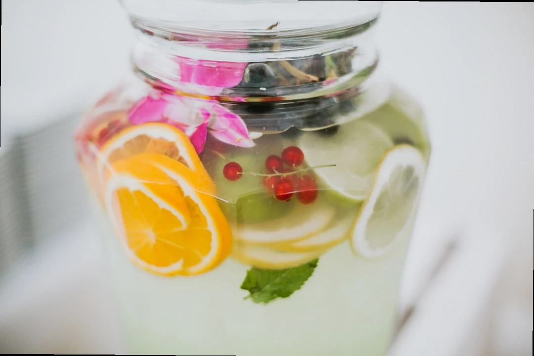 아침 공복 물 효과와 연관된 깨끗한 물과 신선한 채소 과일