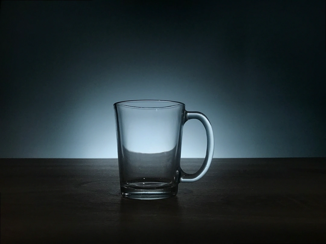 아침 공복 물 효과 후 맑고 건강해 보이는 얼굴 클로즈업