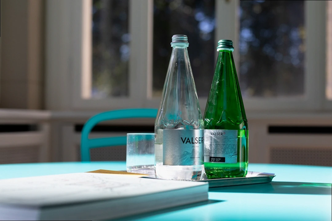 아침 공복 물 효과를 상징하는 투명 유리병에 담긴 물