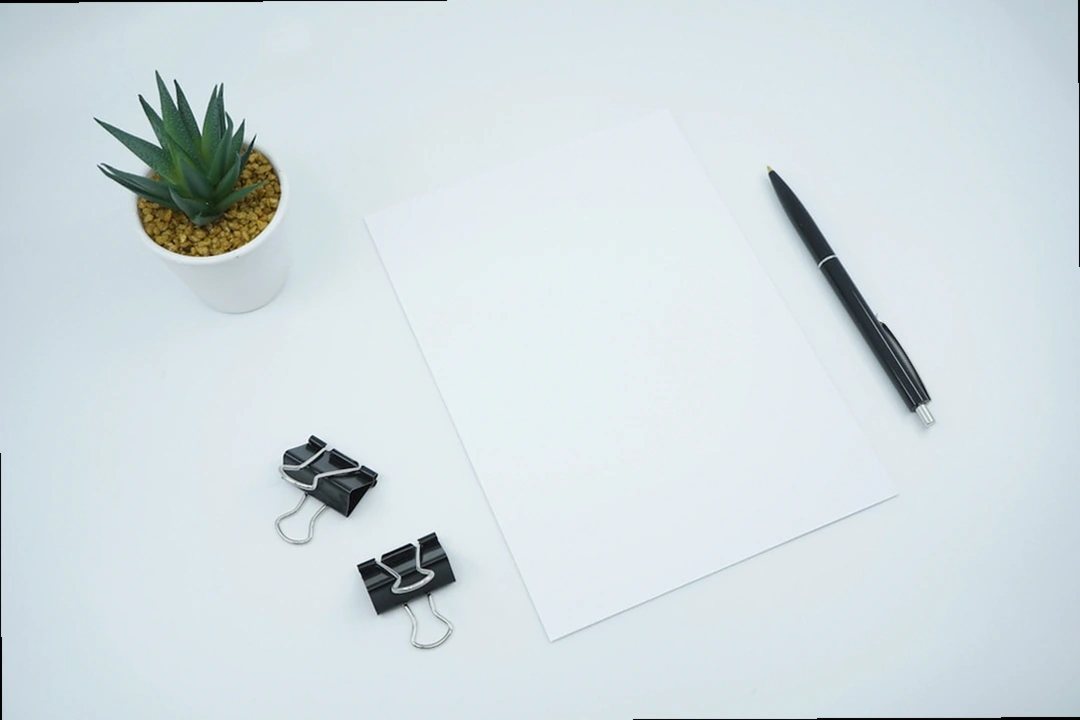 다양한 새해인사 문구 아이디어를 적어보는 손 새해인사