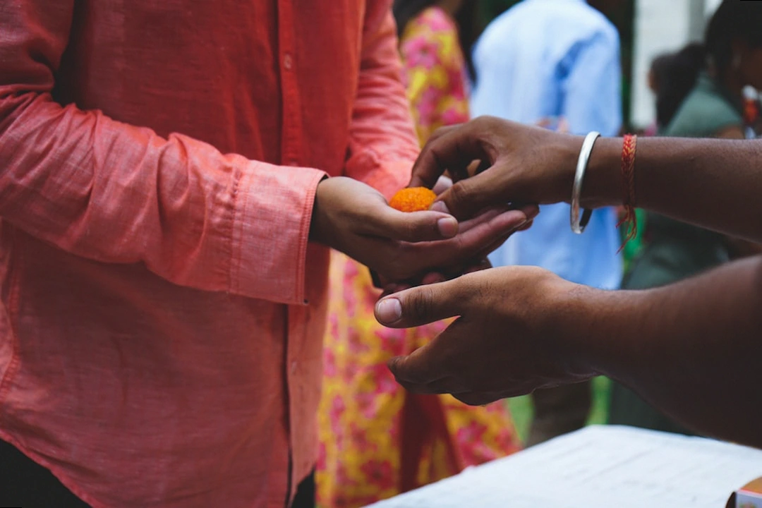 따뜻한 차를 마시며 덕담을 나누는 가족의 모습 새해인사